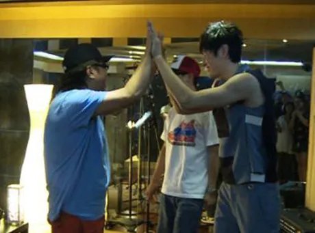 袁惟仁飞踹暴打鲍春来 陈楚生劝架左右为难