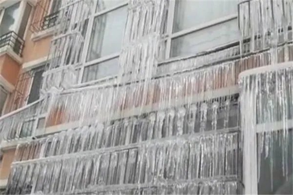 哈尔滨一小区窗户结满冰柱,形成“冰帘洞”,哈尔滨的气候变化有多大?