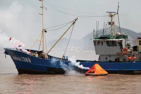 浙江舟山海域一渔船沉没，目前已有8人遇难，悲剧发生的原因是什么？