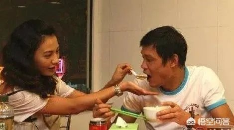 范志毅携娇妻和大小女儿庆祝自己50岁的生日，一家四口其乐融融，对此你怎么看？