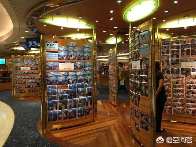 最近游三峡景区说是免费照相，可是取照片时却收15元，否则就不给你照片，你怎么看这种行为？