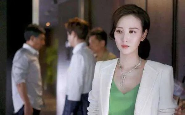 张萌称不好意思找王一博合影，那她晒出的照片是怎么回事？