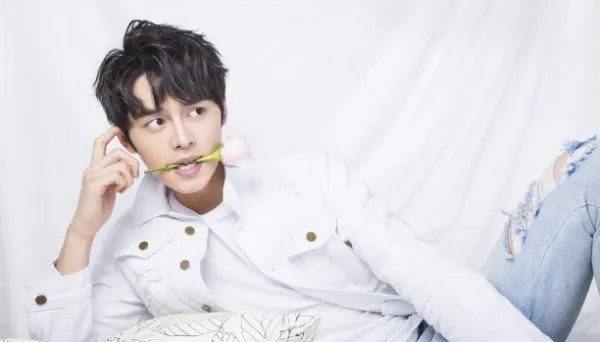 和谢娜同姓的艺人谢彬彬是何许人也，他有哪些个作品？