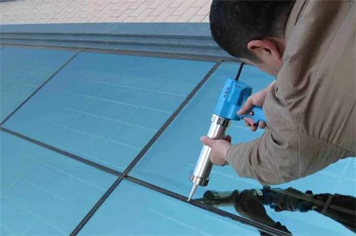 衣服上的玻璃胶怎么去除