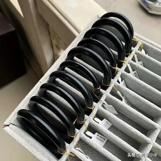 新疆黑玉手镯的价格一般是多少？如何鉴别黑玉手镯的真假？