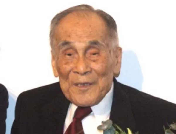 他创办了两家大银行，死后裸捐给国家2千亿，如今他儿子过得怎样？