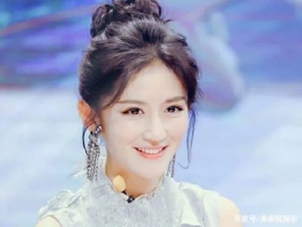 谢娜二胎后复出录快本，她为什么这么火？