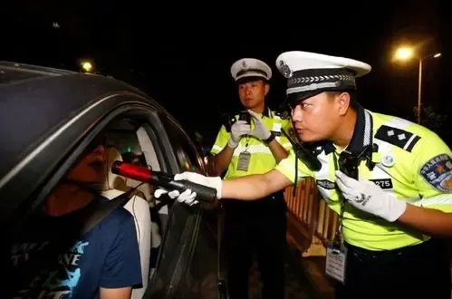 陕西无证男子遇辅警查酒驾，被追坠河溺亡，这件事给予我们什么警示？