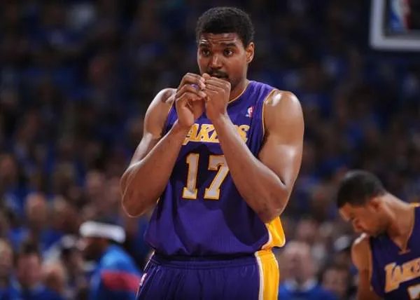 霍华德当时是联盟第一中锋！湖人送出了哪些球员才得到他？