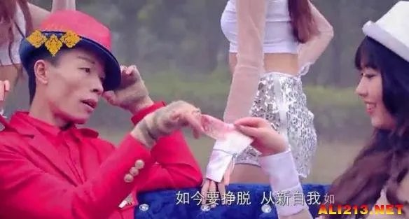 一曲乡村非主流《百元歌》MV爆红 百元哥彻底火了