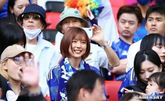 世界杯“大嫂团” 日本顶级清纯系美女真野惠里菜