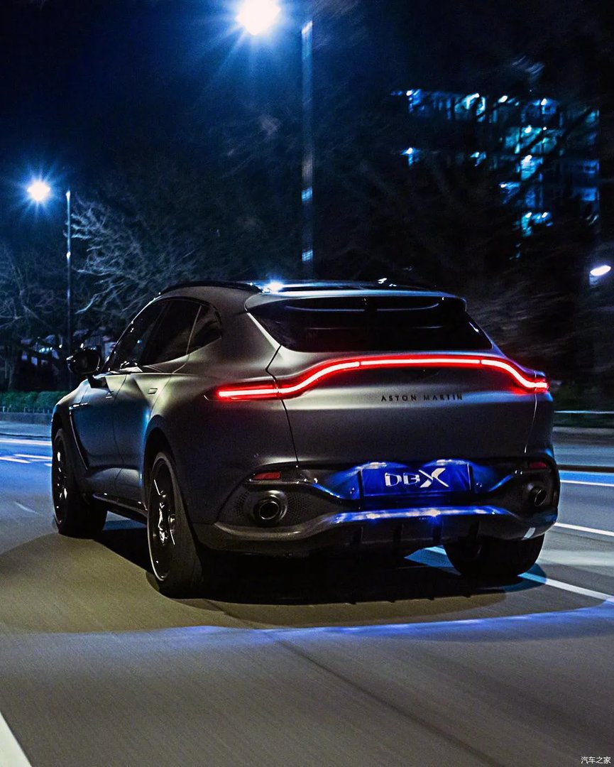 阿斯顿马丁旗下首款SUV——DBX黑色车身深夜秀身材，有品位的成功人士未来的新宠。