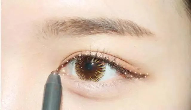 如何化韩式眼妆？