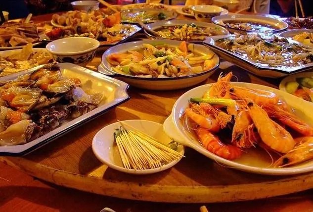 婚宴在中午和晚上区别有哪些 晚上办婚礼有什么说法