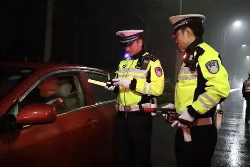 陕西无证男子遇辅警查酒驾，被追坠河溺亡，这件事给予我们什么警示？