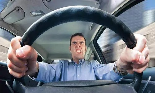 驾驶员出现哪种情况不得驾驶机动车？