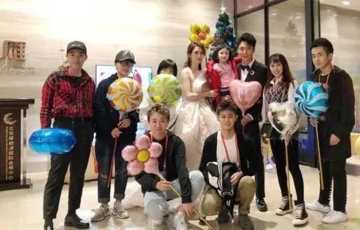 张丹峰与经纪人关系如何？