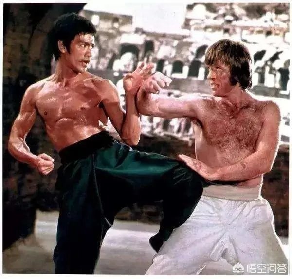 李小龙在电影中决斗时双腿不断跳动，在实战中真的有用吗？有什么科学依据？