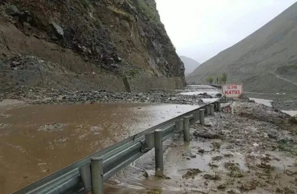 285名驴友突遇山洪，山区很有可能发生，山洪、滑坡、泥石流灾害，山洪来了怎么办？
