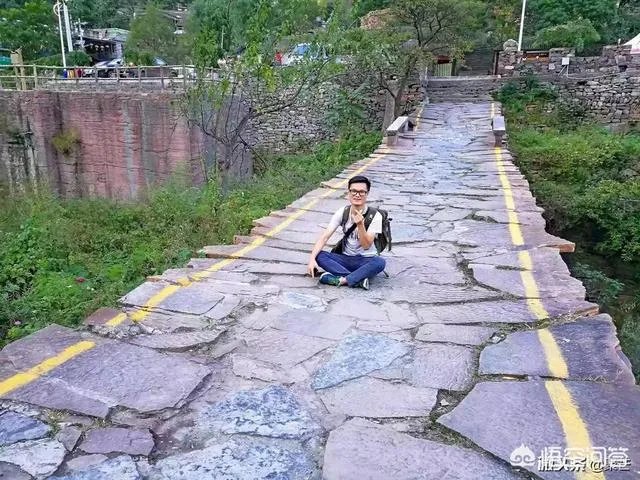 最近游三峡景区说是免费照相，可是取照片时却收15元，否则就不给你照片，你怎么看这种行为？