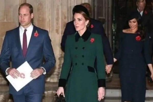 英国王室参加纪念活动时，梅根.马克尔的位置为什么在女王和凯特之外？