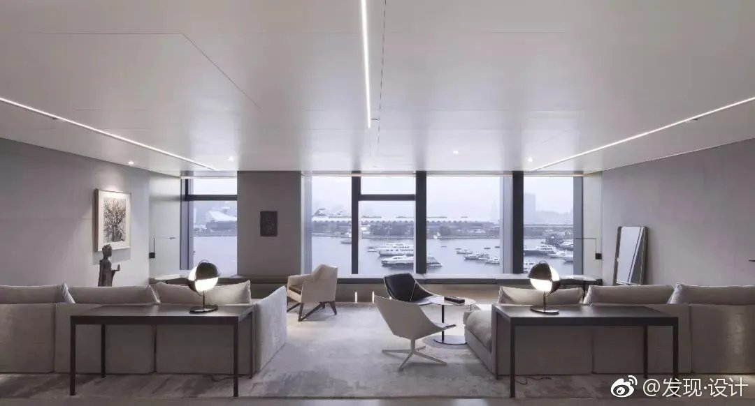 琚宾新作 | 构色  这个场地的先天条件非常优越，有一大面窗...