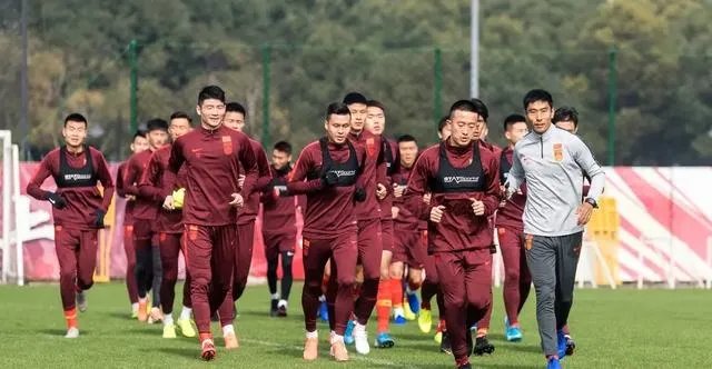 若国足打入2022年世预赛十二强赛的话，是不断前进好，还是锻炼新人，为未来做准备好呢？