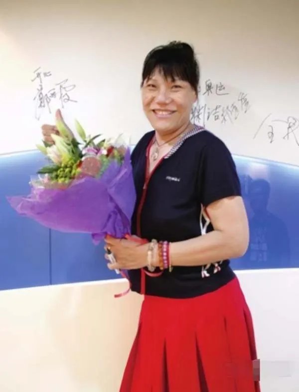 53岁女篮巨人郑海霞近况：双腿变形无子女陪伴，为何丈夫去向成谜？