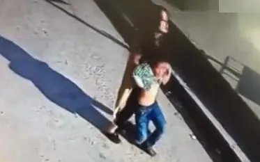 可怕！女子当街拖走儿童 男童高喊“她不是我妈妈”