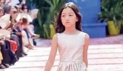 李嫣有兔唇，窦靖童在下巴纹身，姐妹感情怎么如此好？