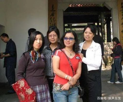 赵本山两女儿：球球十万块请客吃早餐，赵玉芳摆摊卖袜子，你怎么看？