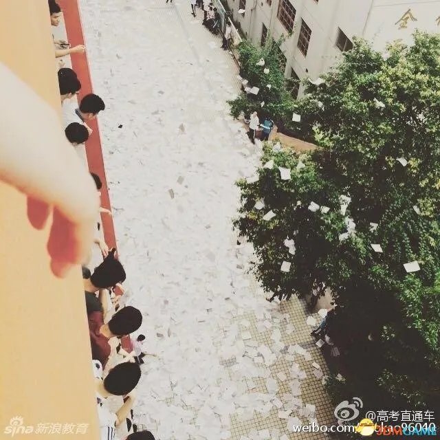 高考撕书大战实在太过疯狂：要想成功，必先发疯