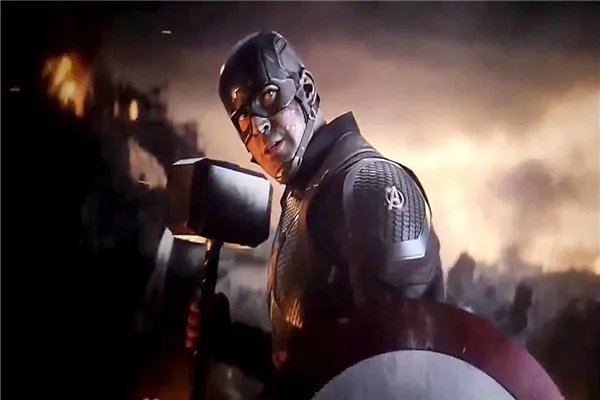 美队为什么能拿起雷神之锤？美队曾假装拿不起锤子