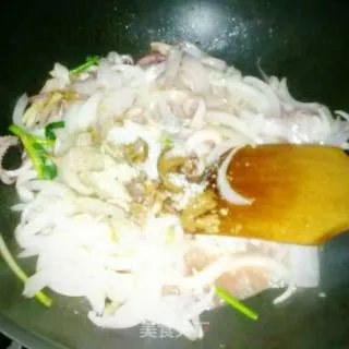 洋葱炒墨鱼（乌贼鱼）
