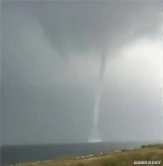 摸鱼5分钟：茶颜悦色英文名被指打擦边球 晚7点后吃饭都算夜宵？