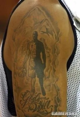 怪异纹身!胆小者慎入 AK47吓哭小孩鸟人炫目