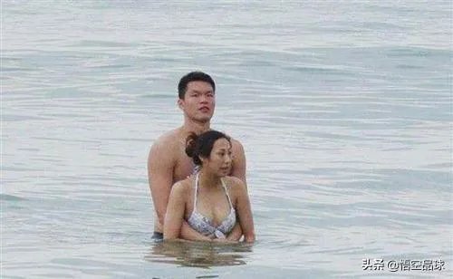 朱芳雨前妻, 因出轨而选择离婚, 如今32岁单身, 独自带孩子!这件事你怎么看？