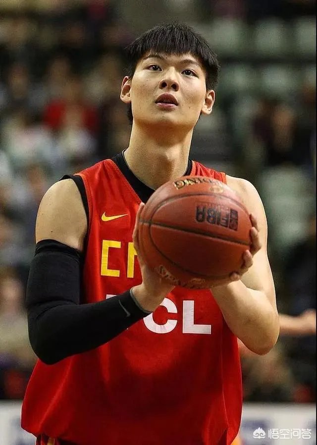 王哲林点赞央视批评自己的微博，而周琦点赞球迷为自己洗白的微博，你怎么看？