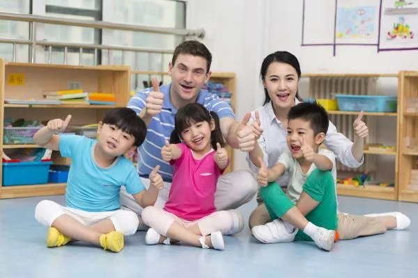 女童被锁幼儿园二楼后坠楼，责任到底怎么算