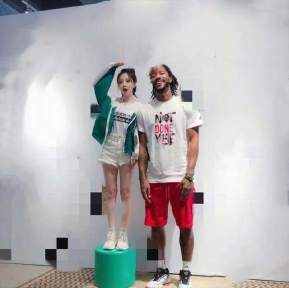 普通人和NBA巨人合影，怎样才能显得不矮？