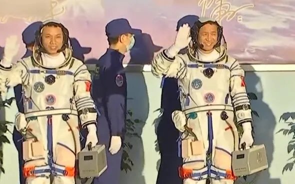 航天员拎着的小箱子是什么 航天员小箱子里面装什么东西