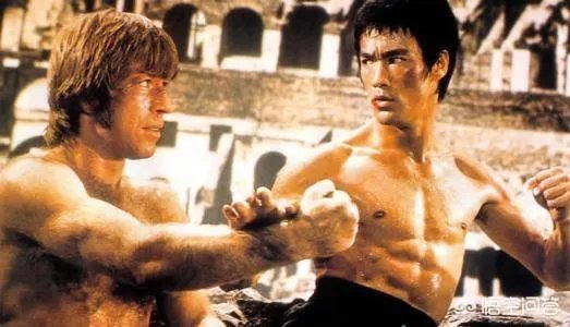 李小龙在电影中决斗时双腿不断跳动，在实战中真的有用吗？有什么科学依据？