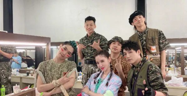 张萌称不好意思找王一博合影,那她晒出的照片是怎么回事?