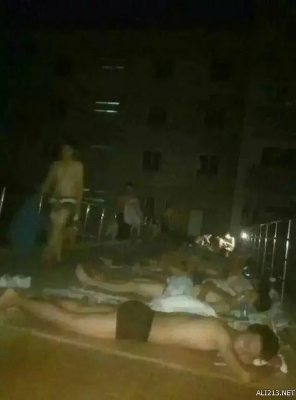 天气热是怎样的体验？大学生室外走廊“裸睡”避暑