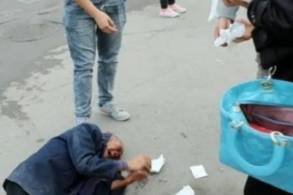 老人倒地抽搐，过往路人竟无一人去搀扶！你如何看待此现象？