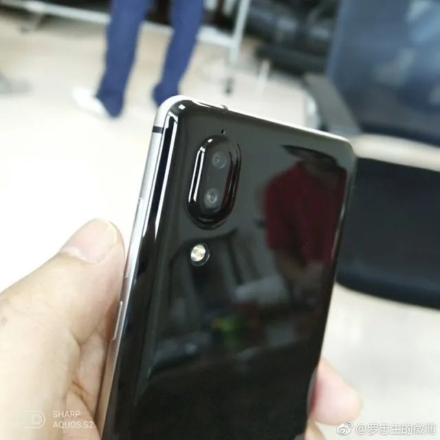 夏普AQUOS S2背部：3D玻璃上浮雕Logo
