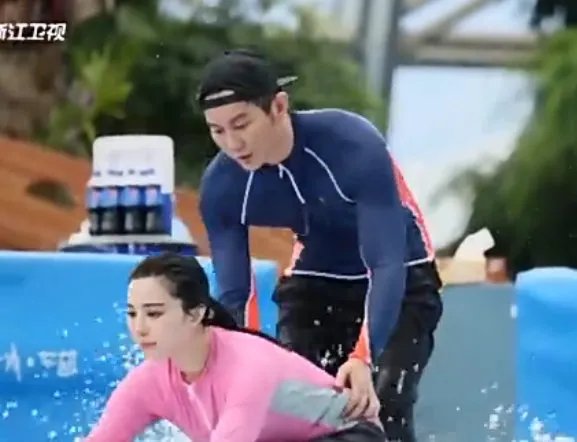 《挑战者联盟》10月24日那期范冰冰摔倒时起的那一首歌叫什么？是一首英文歌。