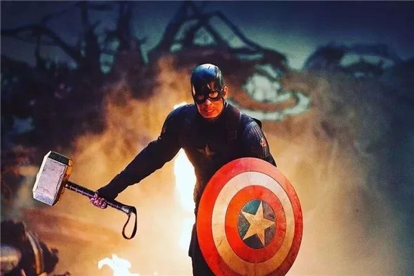 美队为什么能拿起雷神之锤？美队曾假装拿不起锤子