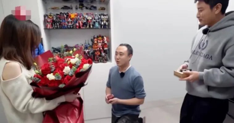 贾乃亮目睹别人求婚掩面而泣 这究竟是什么情况？