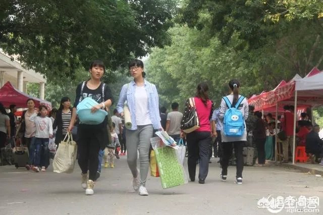 大学里哪些时候哪些事情能判断对方是个大一新生？